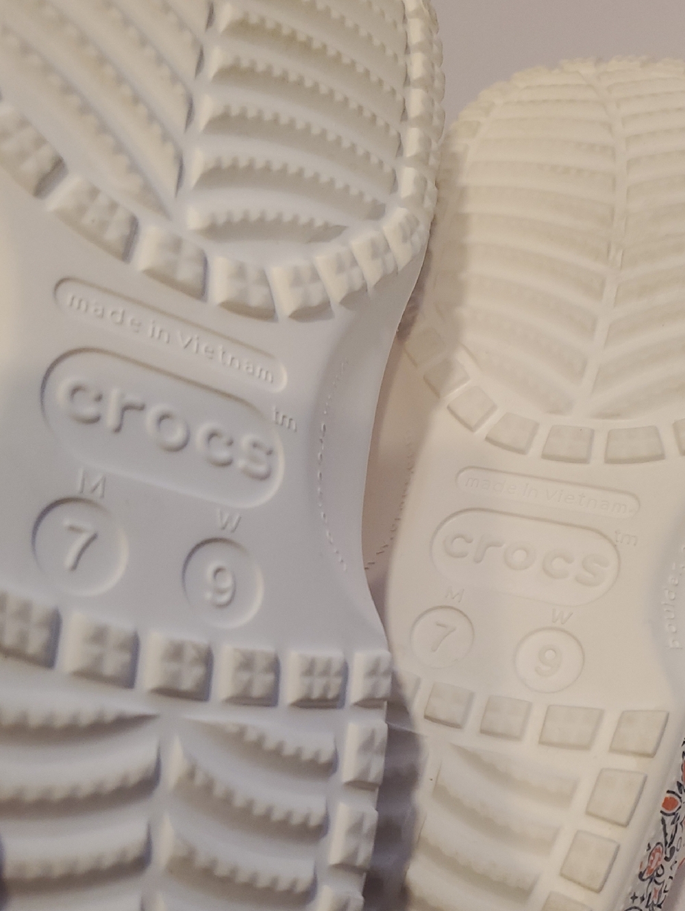 Crocs Classic Clog Graphic White Americana Paisley Print Size 9 - Picture 11 of 12